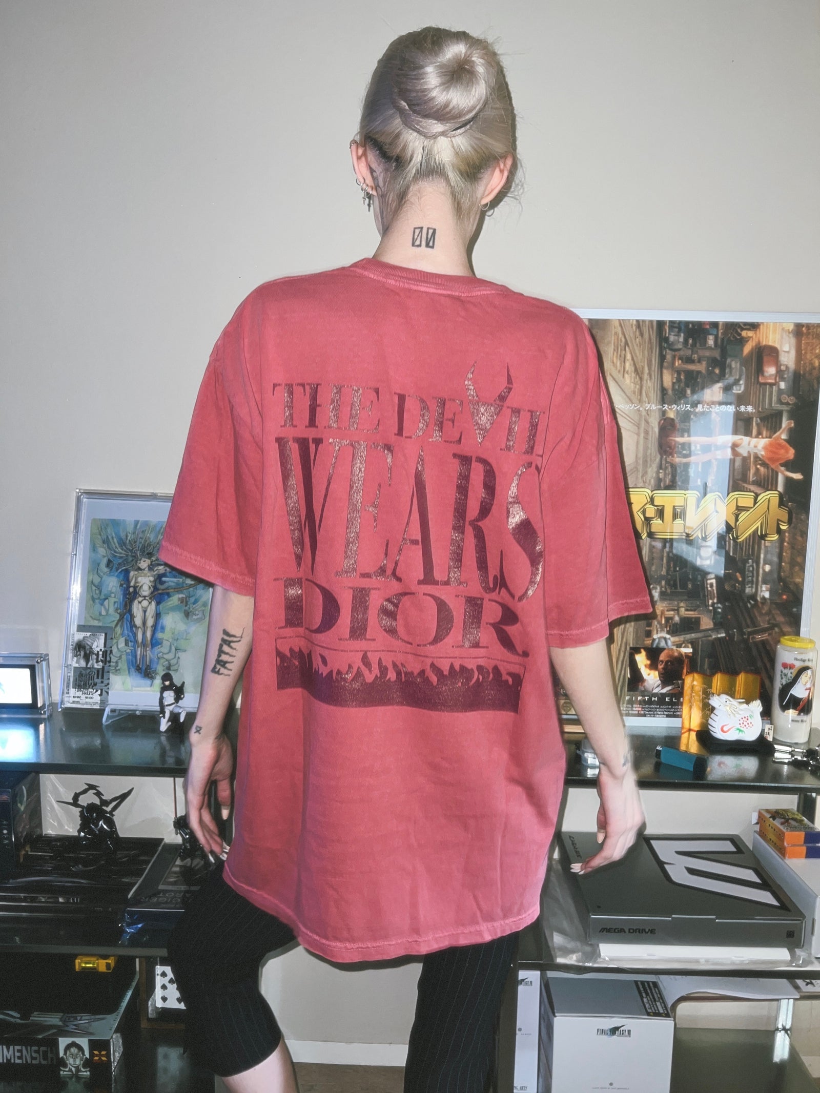 The Devil Wears Dior” Editor Tee（Red） – PETRICHOR