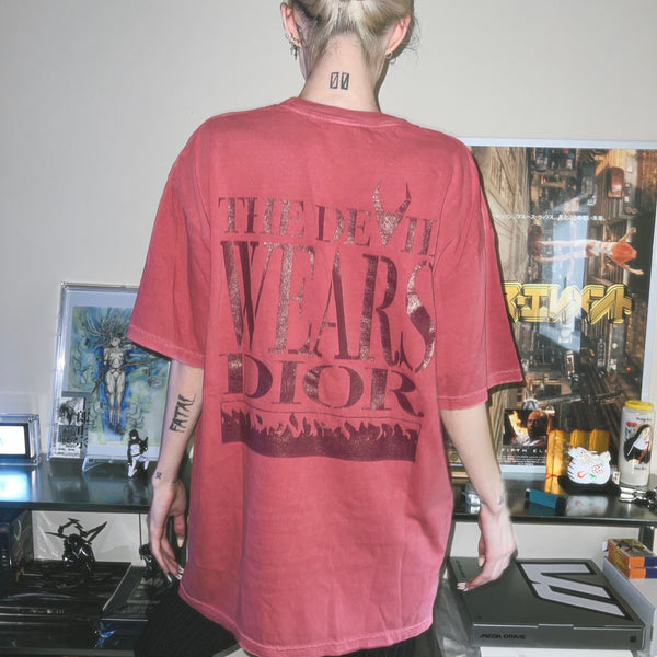 The Devil Wears Dior” Editor Tee（Red） – PETRICHOR